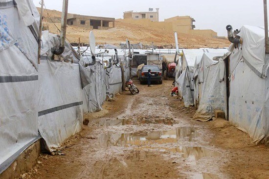 レバノン アールサールのシリア難民キャンプ439世帯への灯油配布