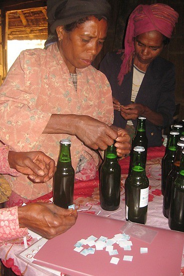 マウベシ女性グループ、ハチミツ加工で得た収入を…。