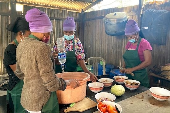 東ティモール：学校給食の改善を目指して～料理教室の様子～