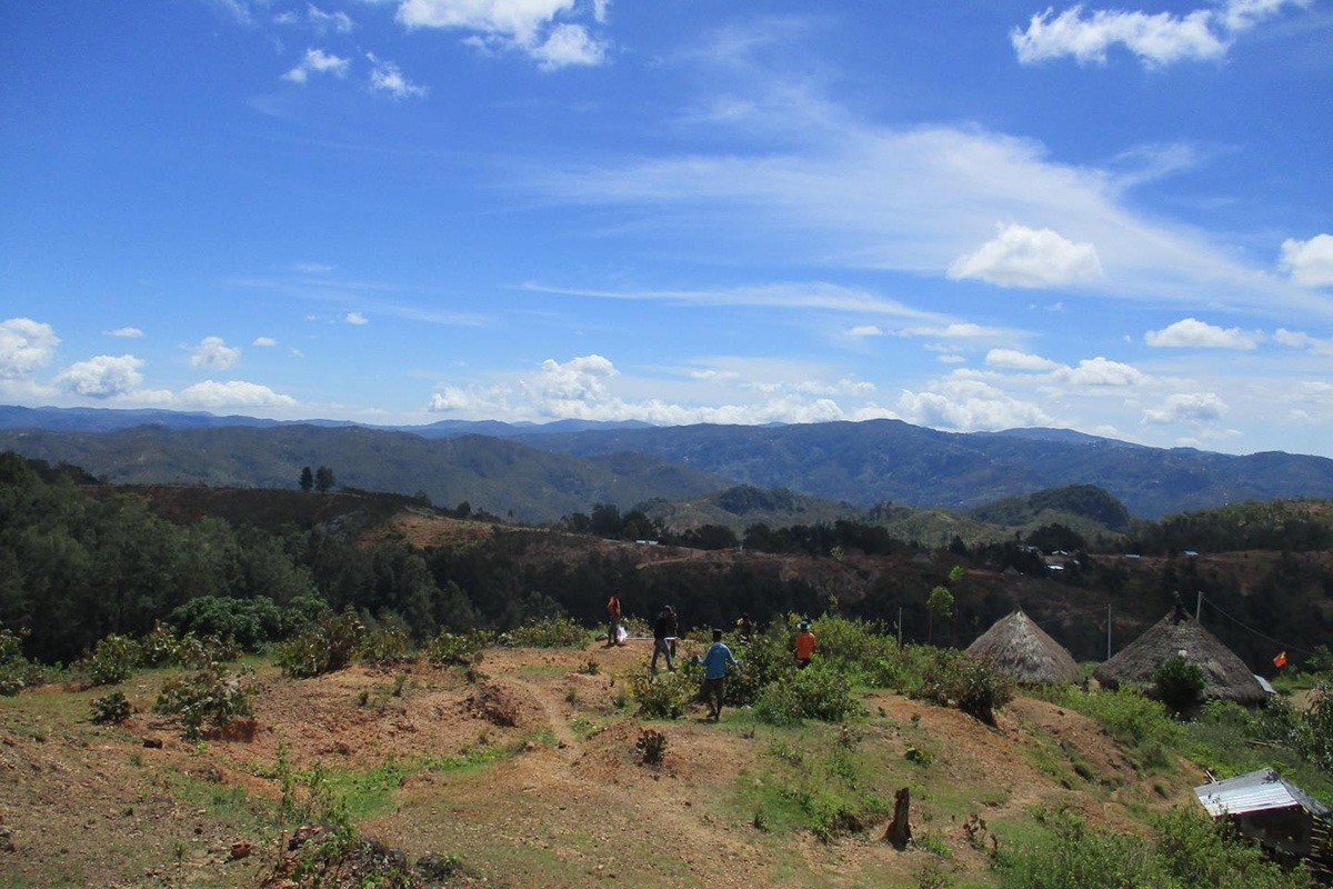 山岳地帯のマウラウ村の風景