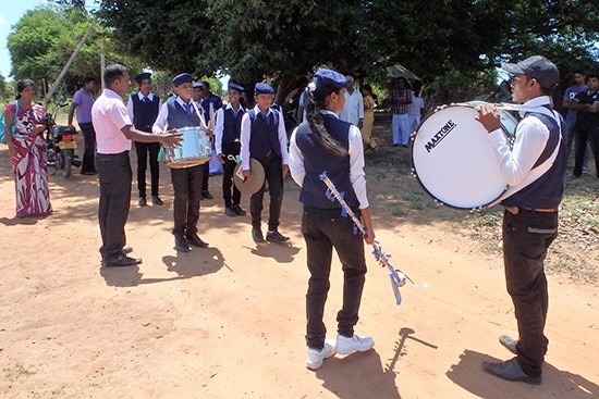 カルナドゥカーニ村のせり場開場式に出席