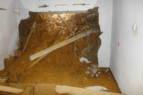 緊急支援の開始　キリウェラドラ 家屋損壊被害のピヤダーサさん宅を訪問