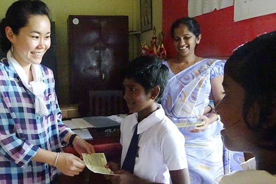 寝具と子どもたちの靴バウチャーを配布