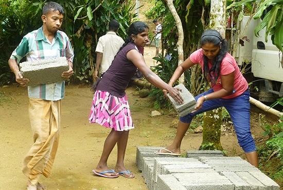 デニヤヤ周辺の村でキッチンとトイレの修復作業