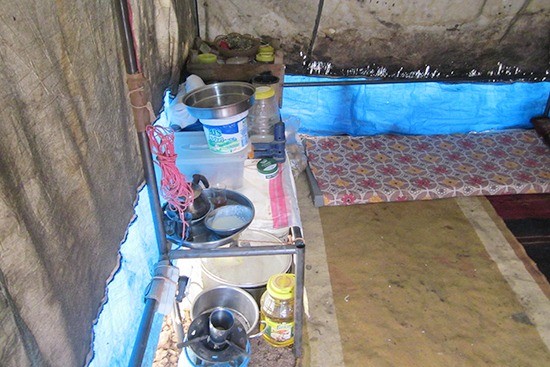 食糧バスケットとヒーターの配布