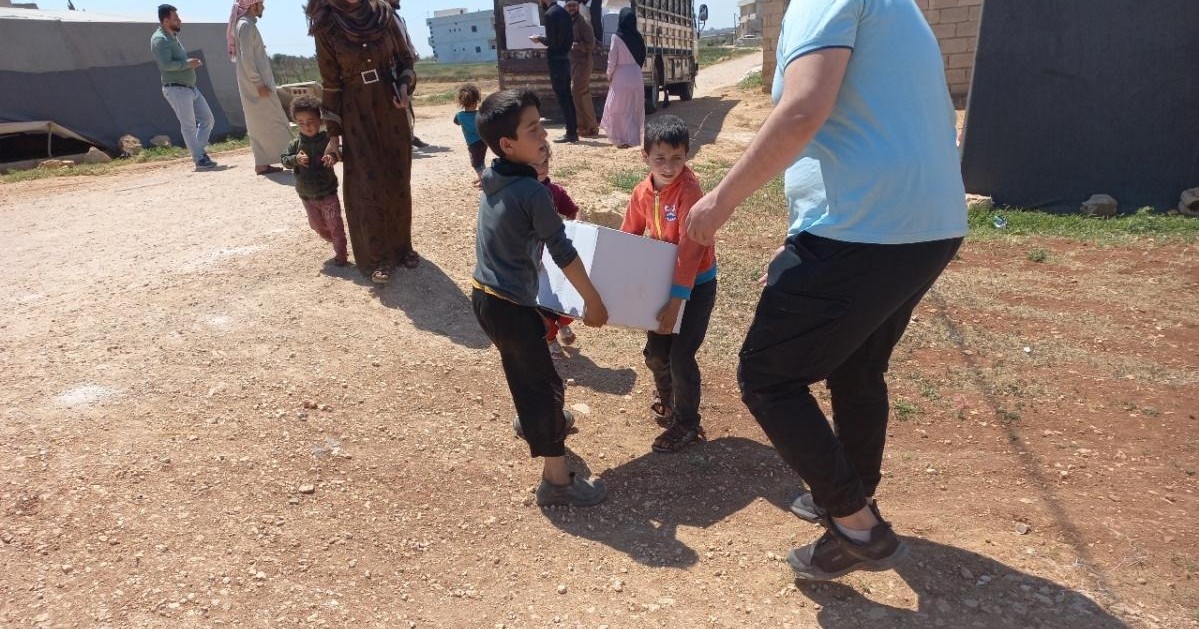 シリア北西部の国内避難民に支援物資を届けました