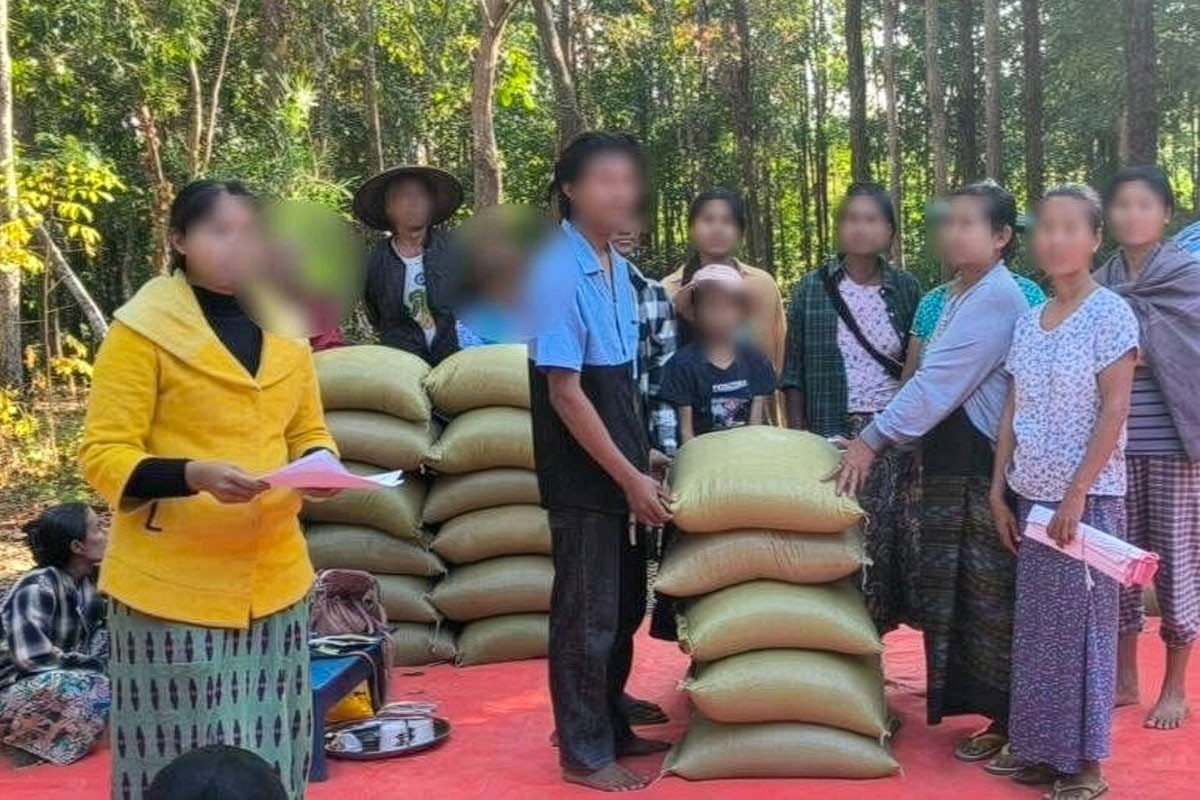 ミャンマー国内で避難生活を送る人びとにお米を届けました